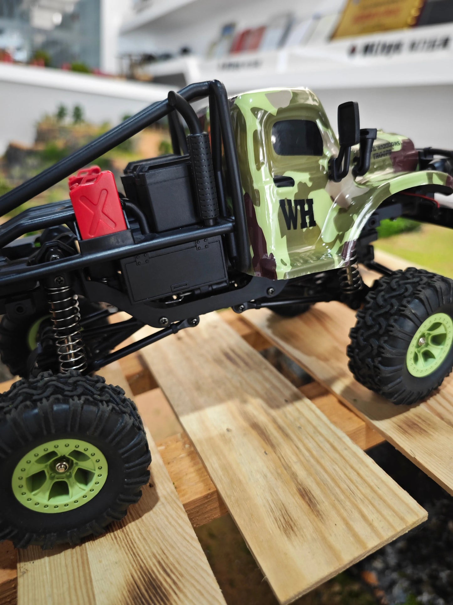WLTOYS 184021 1/18 4WD LED Cralwer RC Car Two Speed Mode Off-Road Auto, Camo Shell