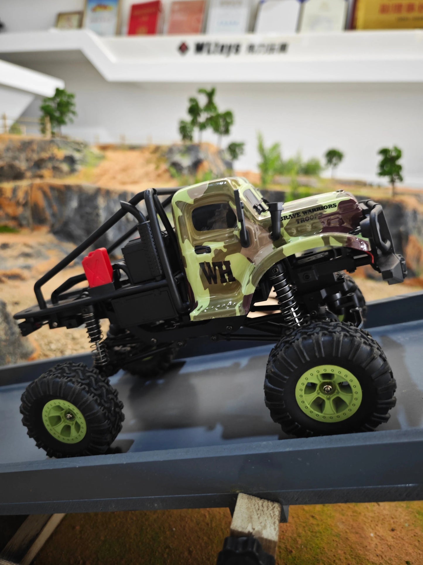 WLTOYS 184021 1/18 4WD LED Cralwer RC Car Two Speed Mode Off-Road Auto, Camo Shell